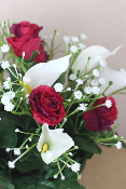 Fleurs artificielles pour cimetière - Coupe de roses, arum et gypsophile