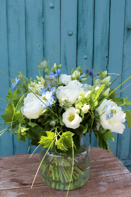 MARSEILLE - Bouquet de fleurs bleu et pivoines blanches